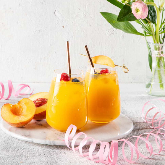 Mocktail tarkoittaa alkoholitonta drinkkiä. Tässä kuvassa herkullinen ja hedelmäinen persikkabellini koristeineen